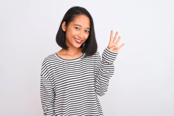Joven Mujer China Con Camiseta Rayas Pie Sobre Fondo Blanco —  Fotos de Stock