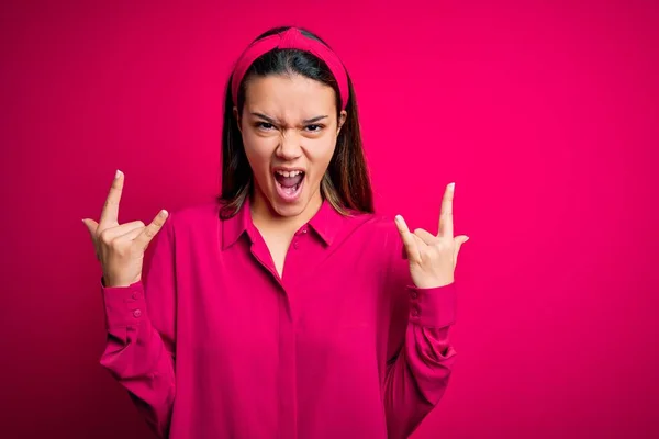 Young Beautiful Brunette Girl Wearing Casual Shirt Standing Isolated Pink — Stock Photo, Image