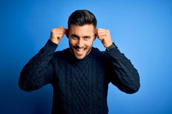 Junger Gutaussehender Mann Lässigem Pullover Der Vor Isoliertem Blauem Hintergrund — Stockfoto