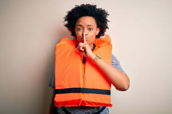 Giovane Afro Americana Dai Capelli Ricci Con Giubbotto Salvataggio Protettivo — Foto Stock