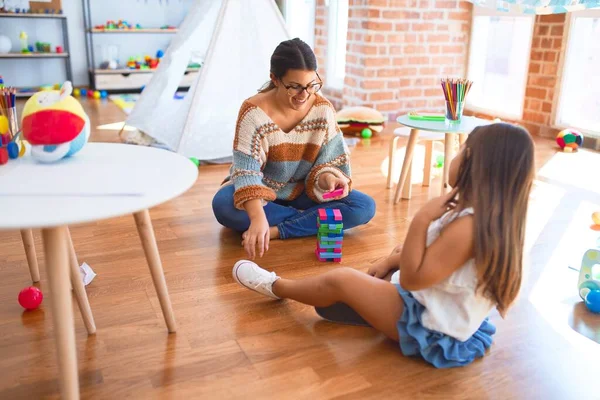 Schöne Lehrerin Und Kleinkind Spielen Kindergarten Mit Holzbausteinen Jede Menge — Stockfoto