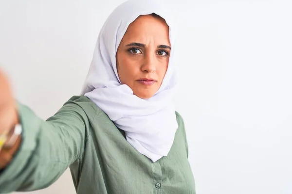 Ung Arabisk Kvinna Bär Hijab Tar Selfie Foto Över Isolerad — Stockfoto