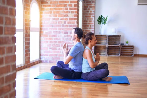 Middelbare Leeftijd Mooi Sportief Paar Zitten Mat Beoefenen Yoga Doen — Stockfoto