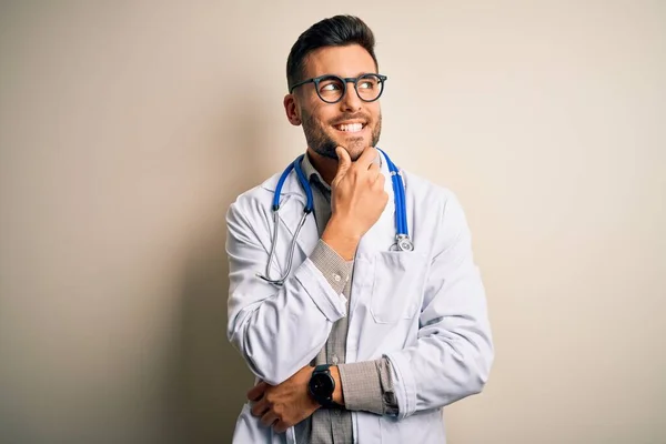 Homem Jovem Médico Vestindo Óculos Roupão Branco Médico Estetoscópio Sobre — Fotografia de Stock