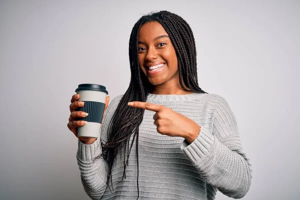 Fiatal Afro Amerikai Lány Iszik Kávé Egy Elviszi Műanyag Pohár — Stock Fotó