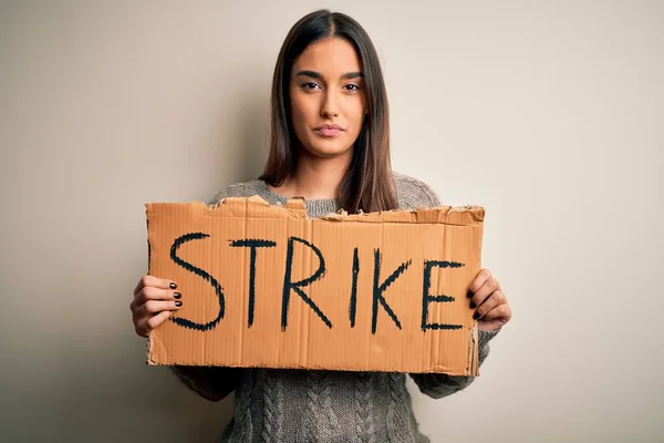 Jovem Bela Ativista Morena Protestando Segurando Cartaz Com Mensagem Greve — Fotografia de Stock