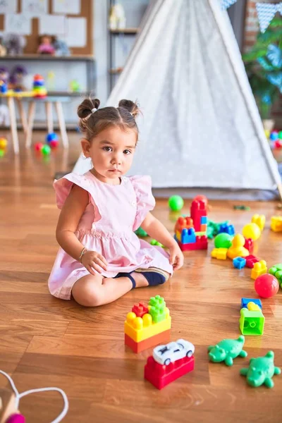 Junges Schönes Kleinkind Das Auf Dem Boden Sitzt Und Kindergarten — Stockfoto