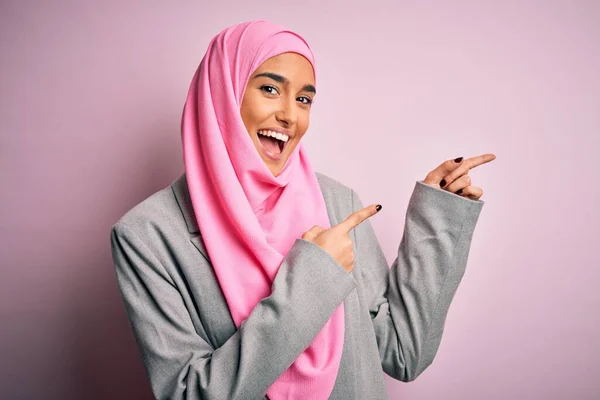 Joven Hermosa Mujer Negocios Morena Vistiendo Hijab Musulmán Rosa Chaqueta —  Fotos de Stock