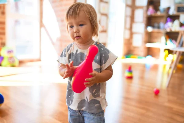 Bedårande Småbarn Som Leker Runt Massor Leksaker Dagis — Stockfoto