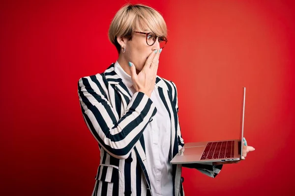 Joven Mujer Rubia Negocios Con Pelo Corto Con Gafas Trabajo —  Fotos de Stock