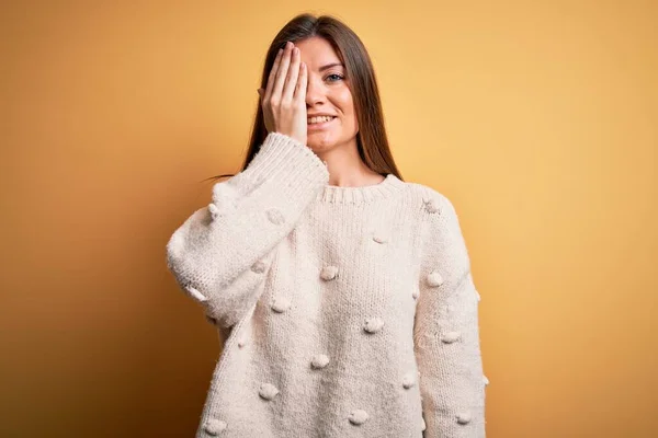 Jeune Belle Femme Aux Yeux Bleus Portant Pull Décontracté Debout — Photo