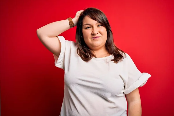 Schöne Brünette Size Frau Lässigem Shirt Über Isoliertem Rotem Hintergrund — Stockfoto