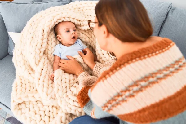 Genç Güzel Bir Kadın Bebeği Evdeki Kanepede Yeni Doğan Anne — Stok fotoğraf