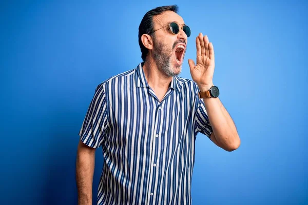 Chlupatý Muž Středního Věku Pruhovanou Košilí Slunečními Brýlemi Izolovaném Modrém — Stock fotografie