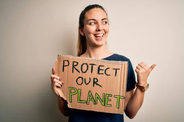 Młoda Piękna Blondynka Niebieskimi Oczami Prosząca Ochronę Planety Chorągwią Wskazującą — Zdjęcie stockowe
