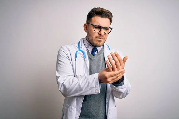 Mavi Gözlü Genç Doktor Tıbbi Önlük Steteskop Takıyor Arka Planda — Stok fotoğraf