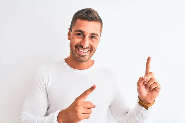 Joven Hombre Guapo Con Camisa Blanca Sobre Fondo Aislado Sonriendo — Foto de Stock