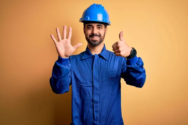 Uomo Meccanico Con Barba Con Uniforme Blu Casco Sicurezza Sfondo — Foto Stock