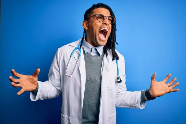 Jovem Médico Afro Americano Com Dreadlocks Vestindo Estetoscópio Óculos Loucos — Fotografia de Stock