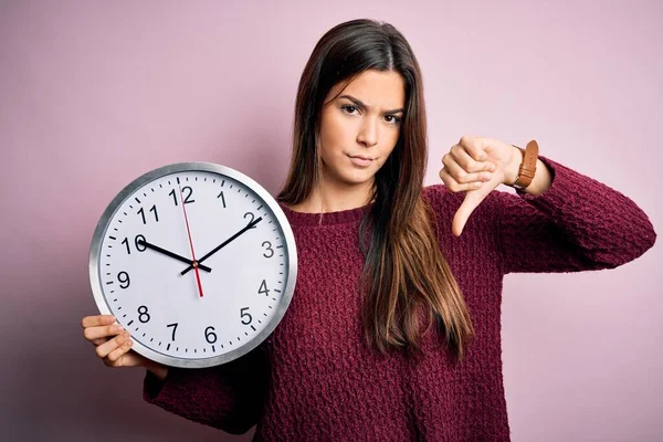 Junge Schöne Mädchen Tun Countdown Hält Große Uhr Über Isoliertem — Stockfoto