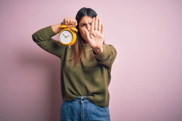 Jeune Belle Femme Tenant Réveil Debout Sur Fond Rose Isolé — Photo