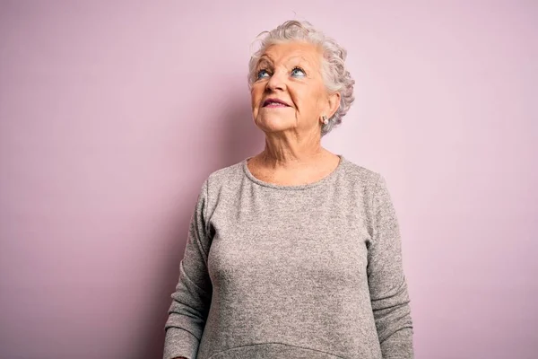 Ältere Schöne Frau Lässigem Shirt Vor Isoliertem Rosa Hintergrund Die — Stockfoto