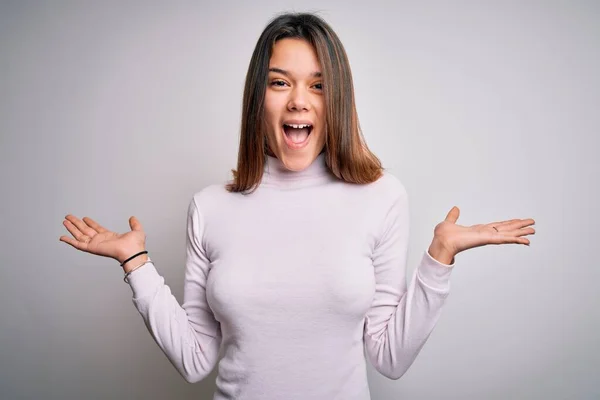 Jong Mooi Brunette Meisje Dragen Casual Trui Staan Geïsoleerde Witte — Stockfoto