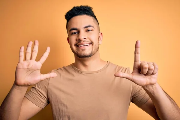 Joven Hombre Guapo Con Camiseta Casual Pie Sobre Fondo Amarillo — Foto de Stock