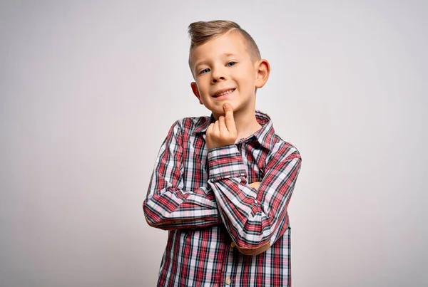 Ein Kleines Kaukasisches Kind Mit Blauen Augen Und Elegantem Hemd — Stockfoto