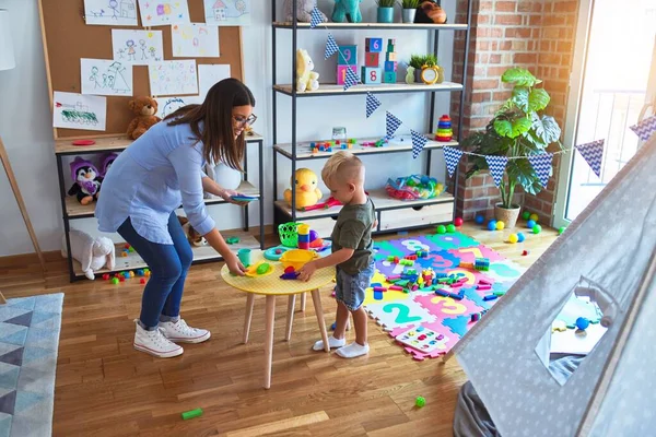 Junges Kaukasisches Kind Das Der Schule Mit Dem Lehrer Spielt — Stockfoto