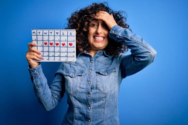 Genç, kıvırcık, Arap, adet döngüsünü kontrol eden, elleri ve ayakları üstünde duran, utanç ve şaşkınlık dolu, sinirli ve hayal kırıklığına uğramış genç bir kadın. Hata için korku ve üzüntü.