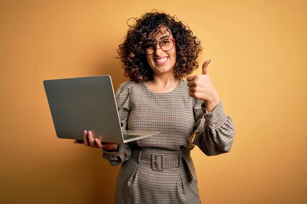 Gyönyörű Arab Üzletasszony Visel Szemüveget Dolgozó Laptop Sárga Háttér Boldog — Stock Fotó