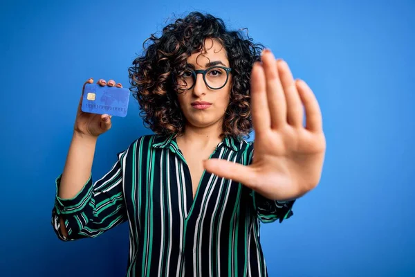 Junge Schöne Lockige Arabische Frau Mit Brille Die Kreditkartengeld Für — Stockfoto