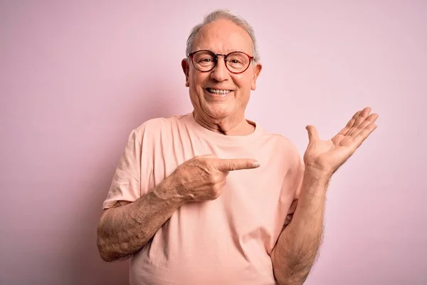 Grauhaariger Älterer Mann Mit Brille Steht Erstaunt Und Lächelnd Die — Stockfoto