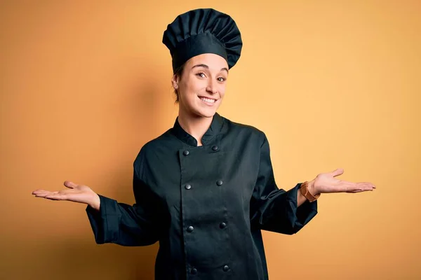 Aşçı Üniforması Giyen Şapkalı Sarı Arka Planda Gülümseyen Iki Elini — Stok fotoğraf