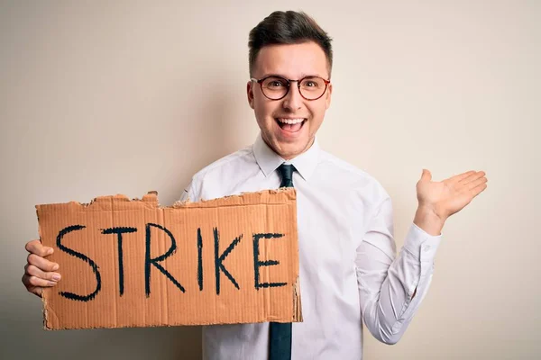 Młody Przystojny Biały Biznes Człowiek Trzymając Protest Baner Praca Strajk — Zdjęcie stockowe