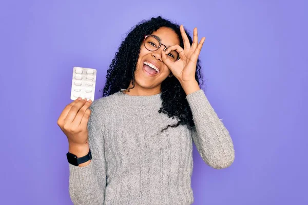 Jovem Afro Americana Encaracolado Mulher Segurando Pílulas Sobre Fundo Roxo — Fotografia de Stock