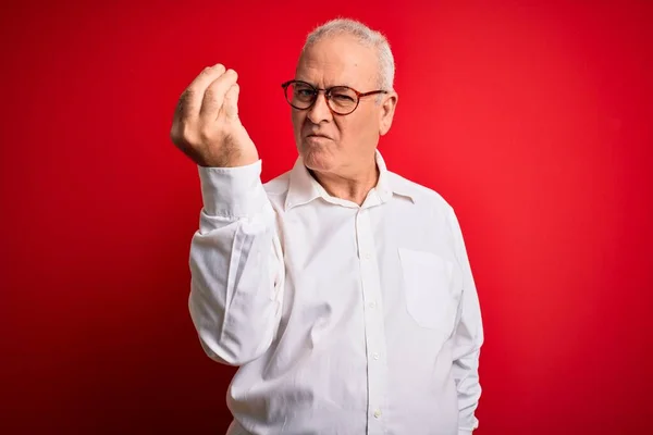 Bărbat Arătos Vârstă Mijlocie Purtând Cămașă Casual Ochelari Fundal Roșu — Fotografie, imagine de stoc