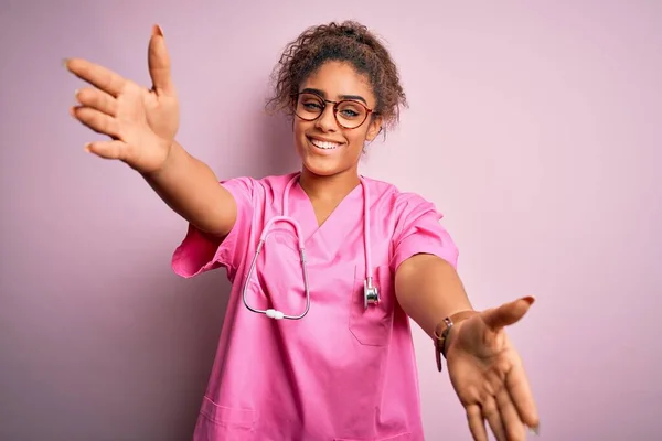 Afroamerikanische Krankenschwester Medizinischer Uniform Und Stethoskop Vor Rosafarbenem Hintergrund Die — Stockfoto