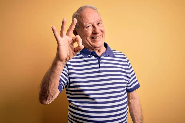 Grå Hår Senior Man Bär Casual Navy Randig Shirt Står — Stockfoto