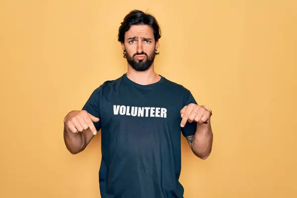 Jovem Bonito Voluntário Hispânico Vestindo Camiseta Voluntária Como Assistência Social — Fotografia de Stock