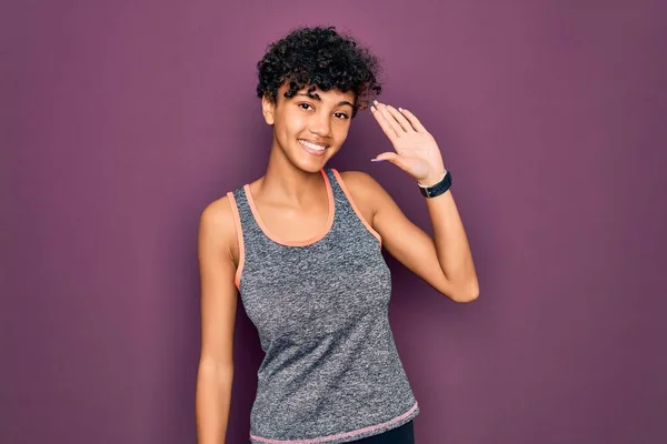年轻美丽的非洲裔美国女运动员穿着运动服做运动 她放弃说 友好的欢迎姿势 — 图库照片