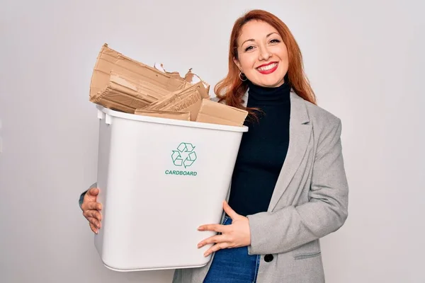Jovem Mulher Ruiva Bonita Reciclagem Segurando Lata Lixo Com Papelão — Fotografia de Stock