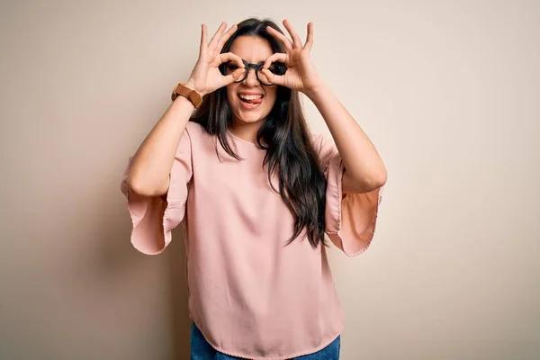 Young Brunette Elegant Woman Wearing Glasses Isolated Background Doing Gesture — Stock Photo, Image