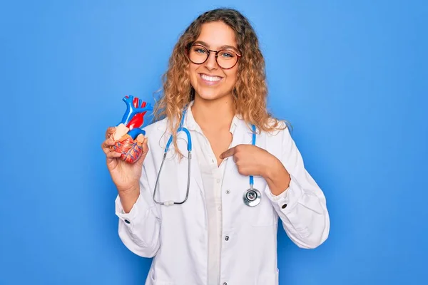 Jeune Belle Blonde Médecin Femme Aux Yeux Bleus Portant Stéthoscope — Photo