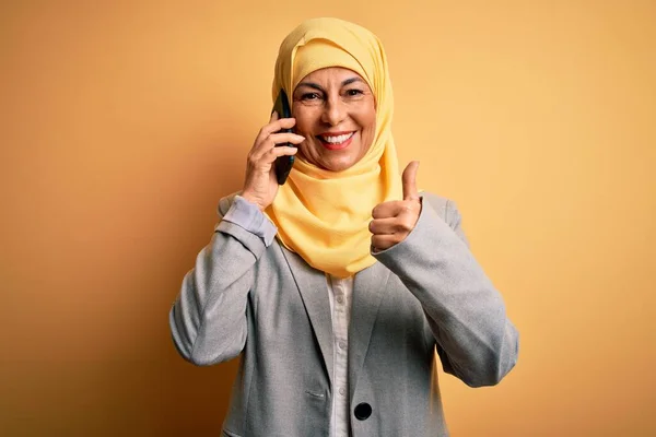 Frau Mittleren Alters Die Traditionellen Muslimischen Hijab Trägt Während Sie — Stockfoto