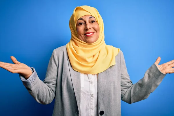 이슬람 히잡을 무질서하고 스러운 표정을 머리의 — 스톡 사진