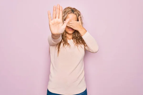 Joven Hermosa Mujer Rubia Con Suéter Casual Gafas Sobre Fondo — Foto de Stock