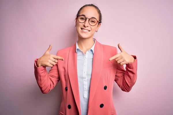 Νεαρή Όμορφη Επιχειρηματίας Φορώντας Σακάκι Και Γυαλιά Πάνω Από Απομονωμένο — Φωτογραφία Αρχείου