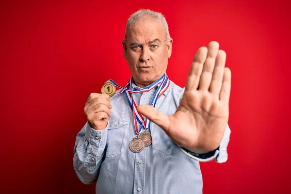 Campeón Edad Media Hoary Hombre Con Medallas Pie Sobre Fondo — Foto de Stock